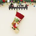 Klassischer roter Nikolausstiefel mit 3D-Weihnachtsmann-Figur an einer Holzwand - Weihnachtsmann