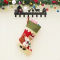 Weihnachtssocke mit Schneemann-Stickerei und Geschenkbox-Dekoration für festliche Wanddeko - Schneemann