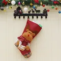 Großer Weihnachtsstrumpf mit 3D Plüsch-Rentier und Karo-Details auf rustikalem Hintergrund - Elch-Stil