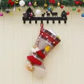 Calza natalizia in lino con Babbo Natale appesa su decorazione murale festiva - Babbo Natale