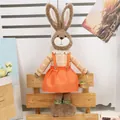 Lapin de Pâques en peluche avec robe orange et panier sur escalier en bois - Lapin Télescopique Orange
