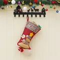 Calza di Natale rossa classica con pupazzo di neve e albero su un gancio decorativo - Pupazzo di Neve