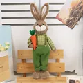 Lapin de Pâques en peluche avec chemise à carreaux verte et carotte de décoration - Lapin Télescopique Vert