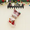 Botte de Noël Père Noël 3D avec détails à carreaux suspendue sur un mur en bois décoré - Père Noël