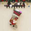 Rustikaler Weihnachtsstrumpf mit 3D-Weihnachtsmann-Dekor an einer Holzwand - Weihnachtsmann