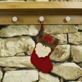 Calcetín navideño rojo con borde a cuadros y figura de Papá Noel en relieve - Papá Noel