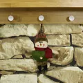 Pupazzo di neve in peluche natalizio con cappello a quadri e corpo in maglia da appendere - Pupazzo di Neve / 18x8.5cm