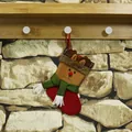 Calcetín de Navidad con reno y bufanda verde colgado en un gancho de madera decorativo - Estilo Alce
