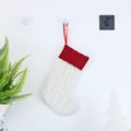 Klassischer rot-weißer Zopfmuster-Weihnachtsstrumpf mit Seidenband für die Weihnachtsdeko - Weiße Kleine Weihnachtsstricksocke / Weiß