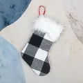 Weihnachtsstrumpf-Hänger im schwarz-weißen Karomuster mit weißem Kunstfellbesatz - Kleine Plüschsocke / Schwarz-Weiß Kariert