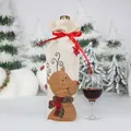 Copribottiglia di vino natalizio in lino beige con cervo e fiocco di nastro rosso - Modello alce