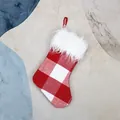 Rote Weihnachtssocke mit Karomuster, weißem Kunstpelzrand und Aufhänger für den Tannenbaum - Kleine Plüschsocke / Rot-Weiß Kariert