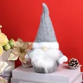 Gnome de Noël en peluche avec bonnet à paillettes gris et barbe blanche sur fond rouge - Gris
