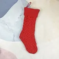 Calza di Natale in maglia a trecce rossa con trama spessa e passante per appenderla - Calza in Lana Rossa