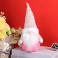Gnome de Noël scandinave en paillettes roses sur boîte cadeau avec décor festif - Poupée sans Jambes sans Visage / Rose
