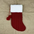 Calza di Natale in maglia bordeaux con bordo in peluche bianco e piccoli pompon - Rosso