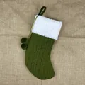 Calza natalizia in maglia verde oliva con bordo in pelliccia sintetica bianca - Verde