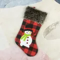 Weihnachtsstrumpf mit Karomuster, Schneemann-Stickerei und grauem Kunstpelz für Geschenke - Schneemann