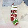 Calza natalizia in maglia con motivi festivi di fiocchi e alberi in rosso e verde - Calza a Maglia con Risvolto Bianco