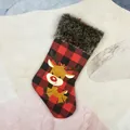 Weihnachtsstrumpf mit rotem Karomuster und niedlichem Rentier-Aufnäher-Detail - Elch-Stil