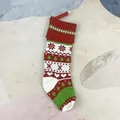 Calza natalizia in maglia rossa con motivi a fiocco di neve e alberi di Natale - Calza a Maglia con Risvolto Rosso
