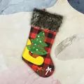 Rote Weihnachtssocke im Buffalo Plaid Design mit Tannenbaum Applikation und Kunstfell - Weihnachtsbaum