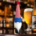 Housse de bouteille de vin gnome patriotique avec chapeau rayé et étoile décorative - Chapeau à rayures verticales rouges et blanches (Style A)