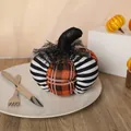 Zucca decorativa in tessuto a righe e scacchi con colletto glitterato per Halloween - Stile a Strisce con Griglia Arancione e Nera