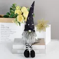 Halloween νάνος σε βιβλία με μαύρο καπέλο με αστέρια και ασπρόμαυρα ριγέ πόδια - Στυλ Ίσιου Καπέλου