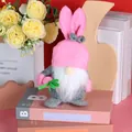 Rosa Osterhase Gnom Plüsch mit weißem Bart und Karotte auf Holz Buch Deko - Rosa Hut Gesichtlose Puppe