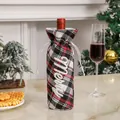Funda navideña para botella de vino con cuadros rojos y bordado Merry para la mesa - Negro