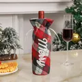 Funda navideña de cuadros para botella de vino con bordado Merry en mesa festiva - Rojo