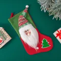 Calza di Natale nordica con Babbo Natale 3D e albero di paillettes su sfondo verde - Modello per anziani