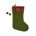 Olijfgroene gebreide kerstsok met kabelpatroon, rood label en zachte kleine pompons - Groen