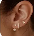 Gros plan de boucles d'oreilles papillon et fleur dorées serties de pierres zircon - Style Fleur Cercle Papillon (e393-Or) / 14k / Ensemble trois pièces / Or