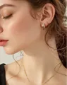 Gros plan d'un ensemble de boucles d'oreilles dorées avec étoiles et fleurs en zircone - Style Fleur Trois Pétales Strass Anneau Simple (e613) / 14k / Ensemble trois pièces / Or