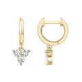 Vue détaillée des boucles d'oreilles huggie en laiton doré avec trois pierres de zircon - Style 4 / Or