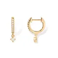 Détail de boucles d'oreilles créoles dorées avec zircons blancs et pendentif opale - Style 13 / Or