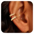 Dettaglio di un set di ear cuff dorati con zirconi incastonati sull'orecchio - Stile Doppio Strato Pavé Oro (e531)