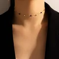 Collar gargantilla minimalista de latón dorado con pequeñas cuentas cuadradas negras y oro - Cuadrado Oro y Negro (17034)