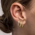 Klassische U-förmige Messing-Ohrringe mit Zirkonia-Mikropavé am Ohr eines Modells - U-förmige Ohrringe (e883) / 3er Set / Gold