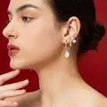 Set di tre orecchini placcati oro con perle barocche su una modella femminile - Baroque Pearl Hoop Set (e309) / Set da 3 / Oro