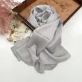 Sciarpa plissettata grigio argento in tessuto stropicciato liscio per uno stile da spiaggia - 70x175cm / Grigio