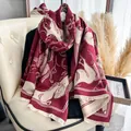 Lussuosa sciarpa scialle bordeaux e beige stile cashmere con motivi di cavalli e frange - 190x65cm / Rosso