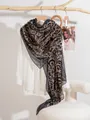 Detalle del pañuelo con estampado de vid de estilo barroco en percha - 180*90CM / Negro