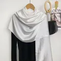 Elegante scialle di raso bianco lucido ideale come protezione solare estiva per le donne - Bianco