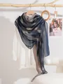 Dettagli della sciarpa leggera a righe sfumate nei toni del blu marino e beige - 180*90CM / Blu Notte