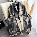 Elegante sciarpa jacquard a fiori con frange drappeggiata su una poltrona - Righe Floreali Grigie