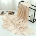 Nahaufnahme eines champagnerfarbenen Plissee-Schals aus weichem Stoff am schwarzen Rahmen - Beige (TH35-19) / 180x70cm