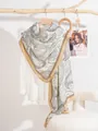 Dettaglio di sciarpa estiva leggera con motivi paisley neri e bordi a greca - Paisley Contornato - Bianco